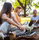 Grupo de jóvenes estudiando