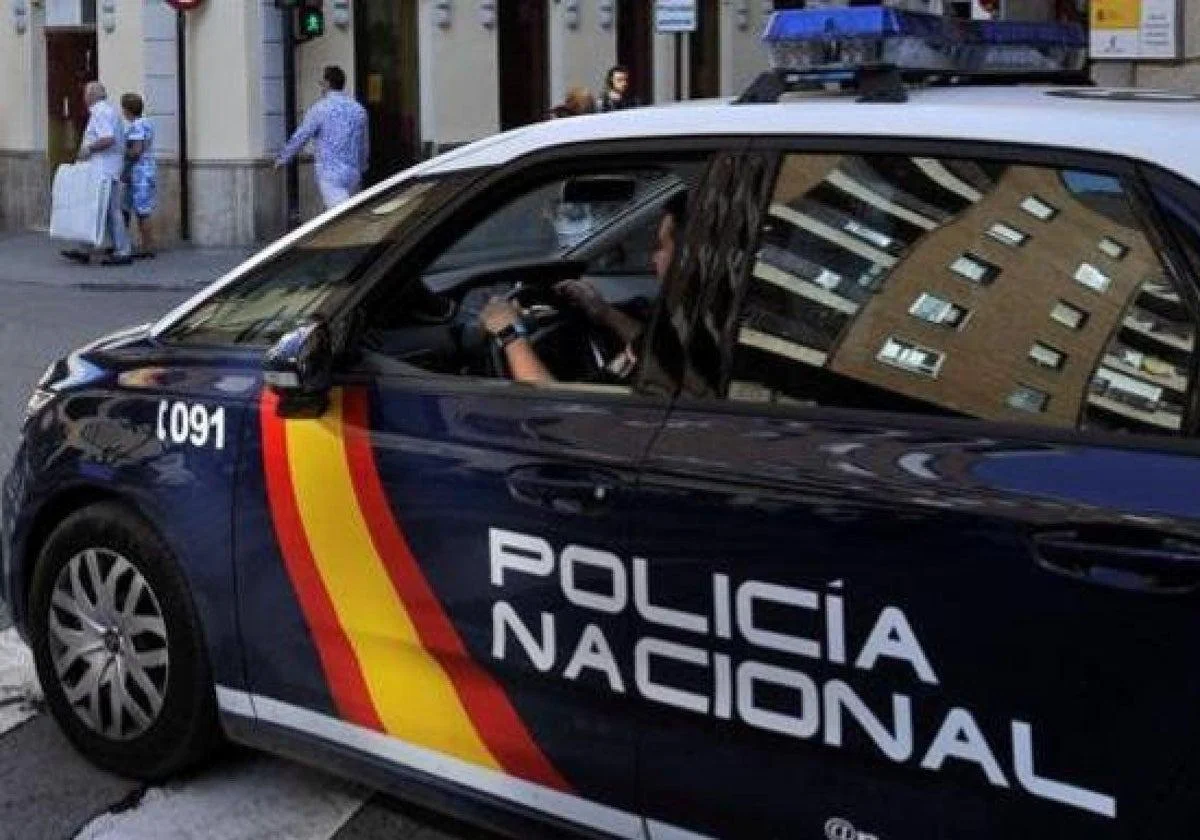 Policía deteniendo a sospechoso